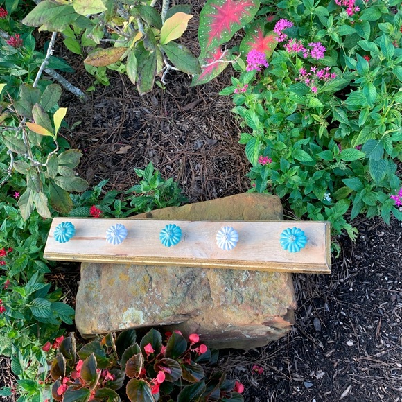 Wood Home Wall Decor/Beautiful Flower knobs. - Picture 7 of 10